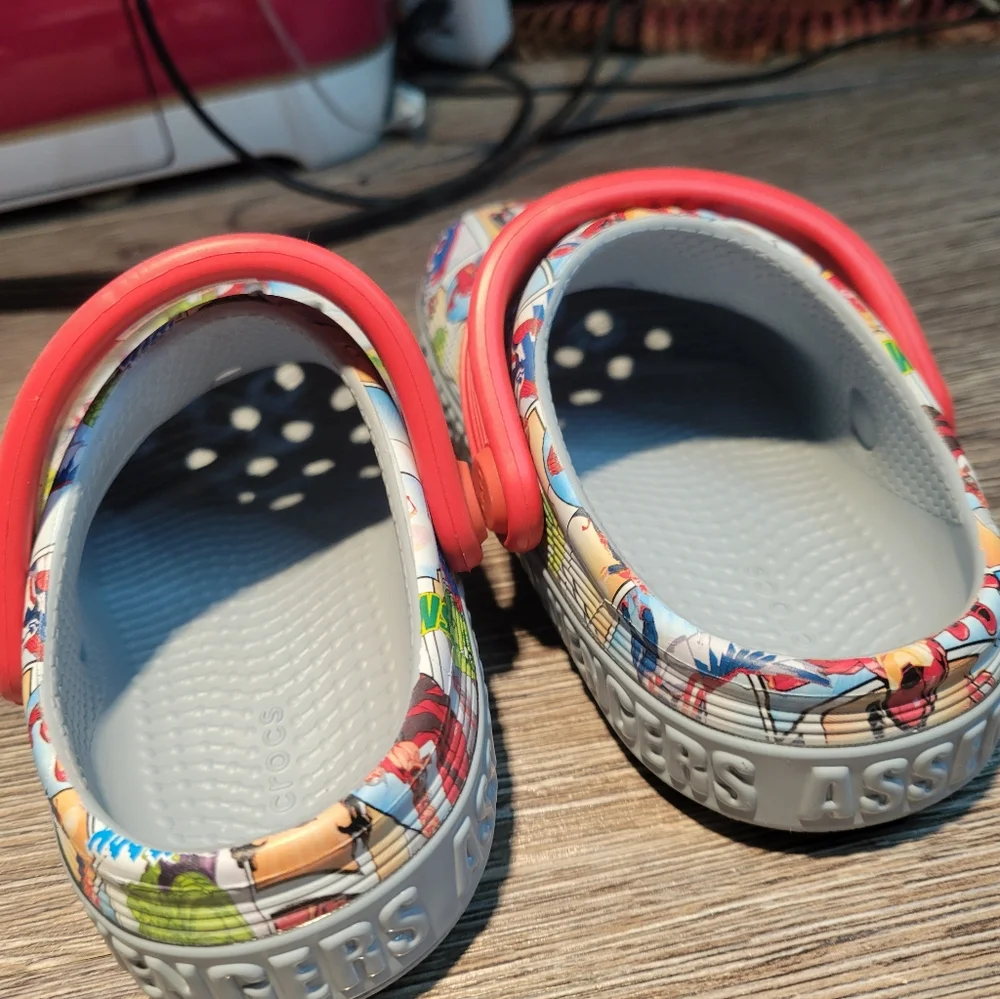 Crocs‎ NWOT Avengers Off Court Clogs Size 8 Toddler